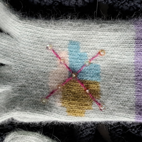 NWT wool/angora adorable gloves. Mint colored with multicolored pattern - Picture 2 of 8
